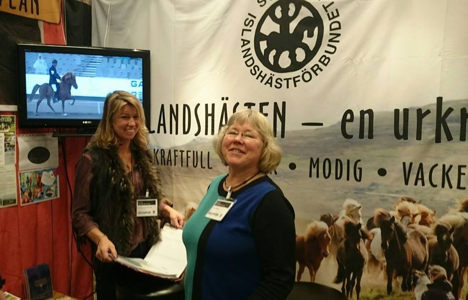 Suzanne Adamsson-Vas och Lena Liedberg i SIFs monter på Eurohorse. Exempel på två som jobbar hårt för islandshästen.
