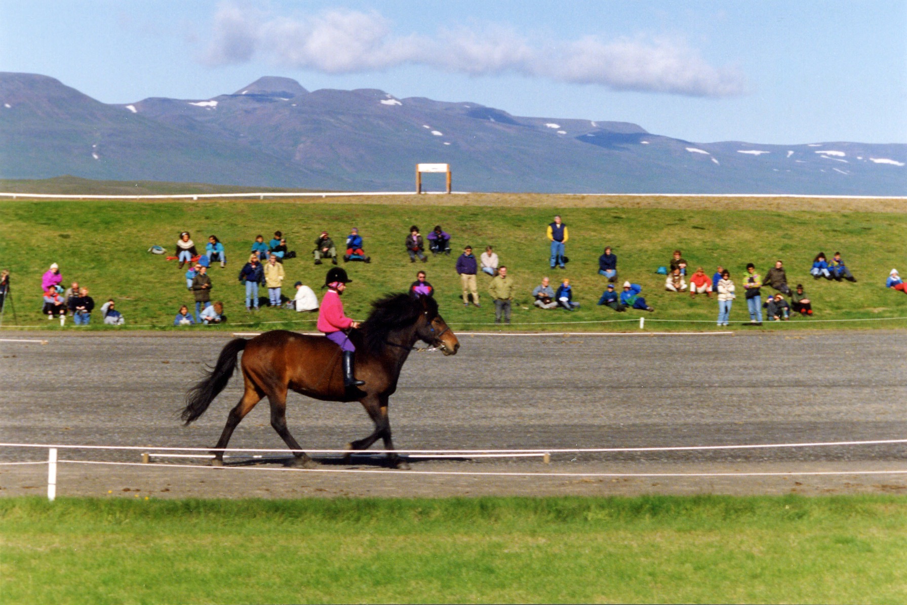 Heidrun som 7-åring på Gunni frá Saurbaer. De var med på en Hestasport show, där man visade turister islandshästen.