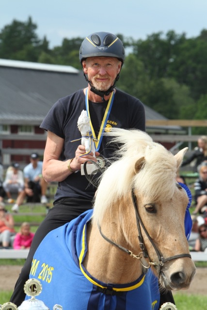 Thorvaldur Árnason i sadeln på Thyrnir från Knubbo tar emot det fina priset. Foto: Karin Cederman/ishestnews.se