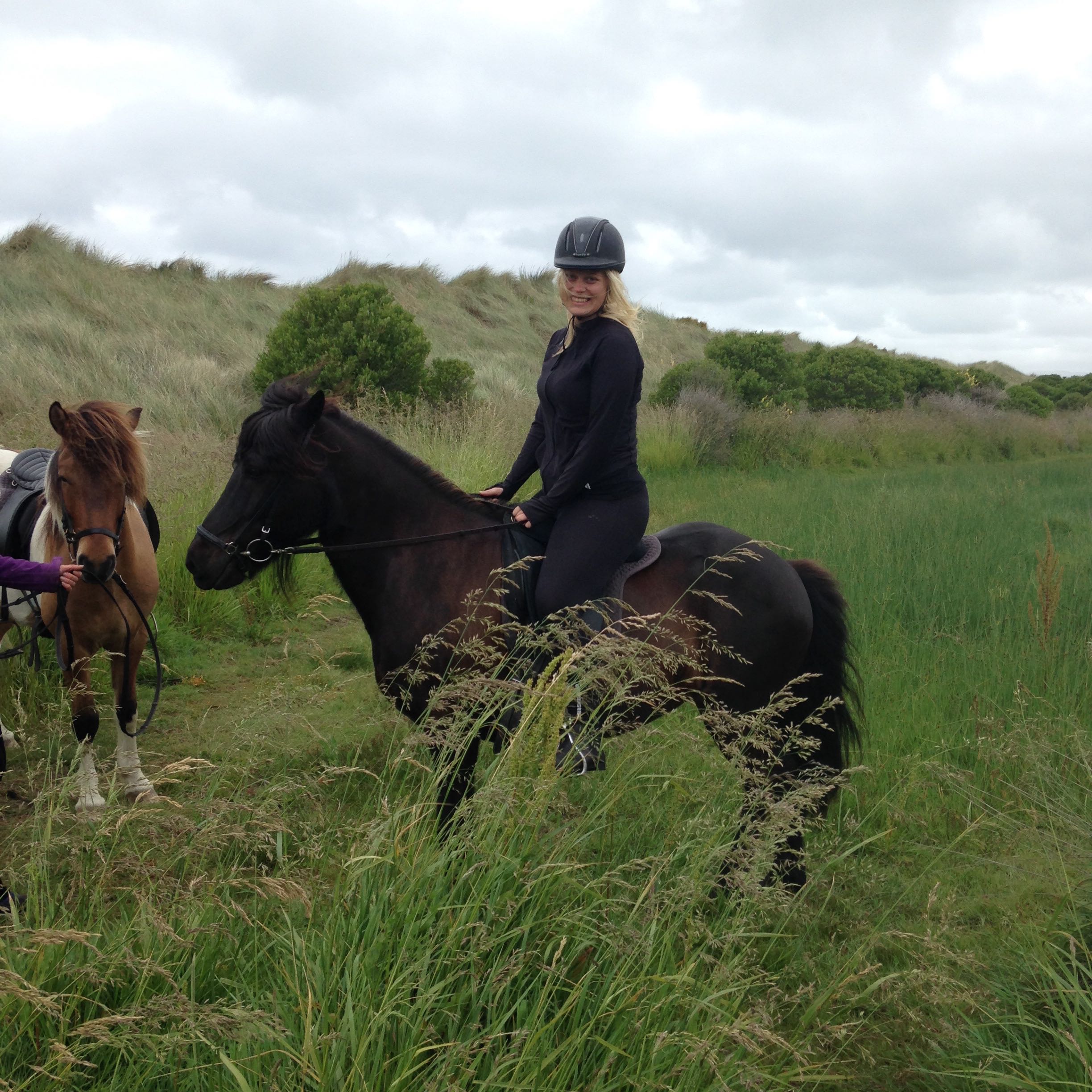 Artikelförfattaren Maja Sundberg till häst i Nya Zeeland