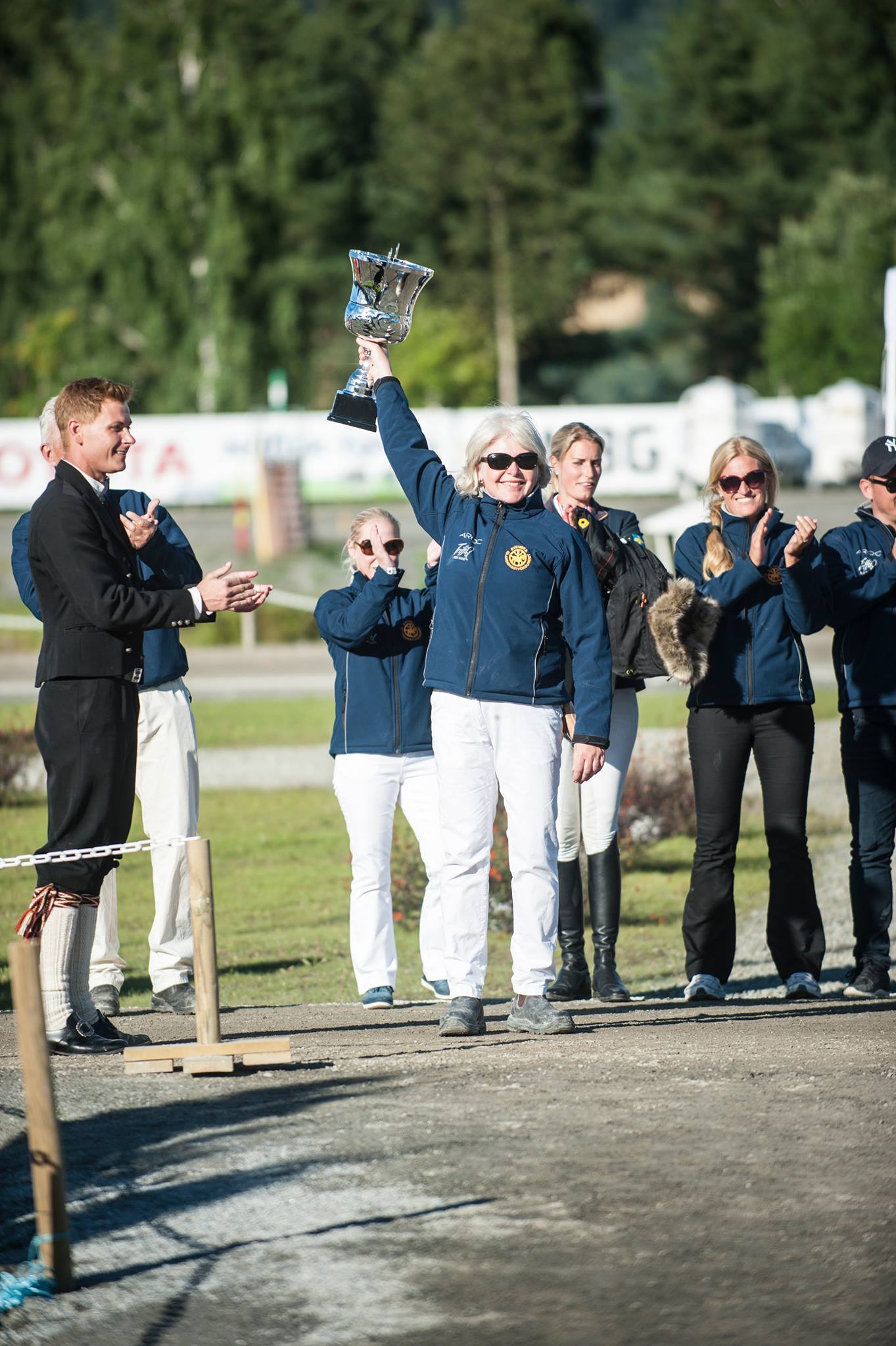 Pokalen för bästa nation. Märta Persson tar emot Foto: Mette Sattrup