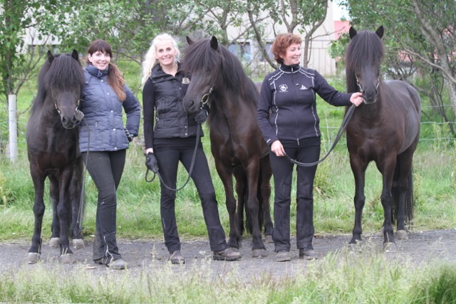 Tre framgångrika hästar på Landsmót. Sara håller i Þrumufleygur dom kom på andra plats i B-flokk, Hrefna Maria håller i India som kom till A-final i Barnklassen och Rósa står med sin fantastiska Kolka frá Hákoti som blev 1:a av stona 7 år och äldre. 